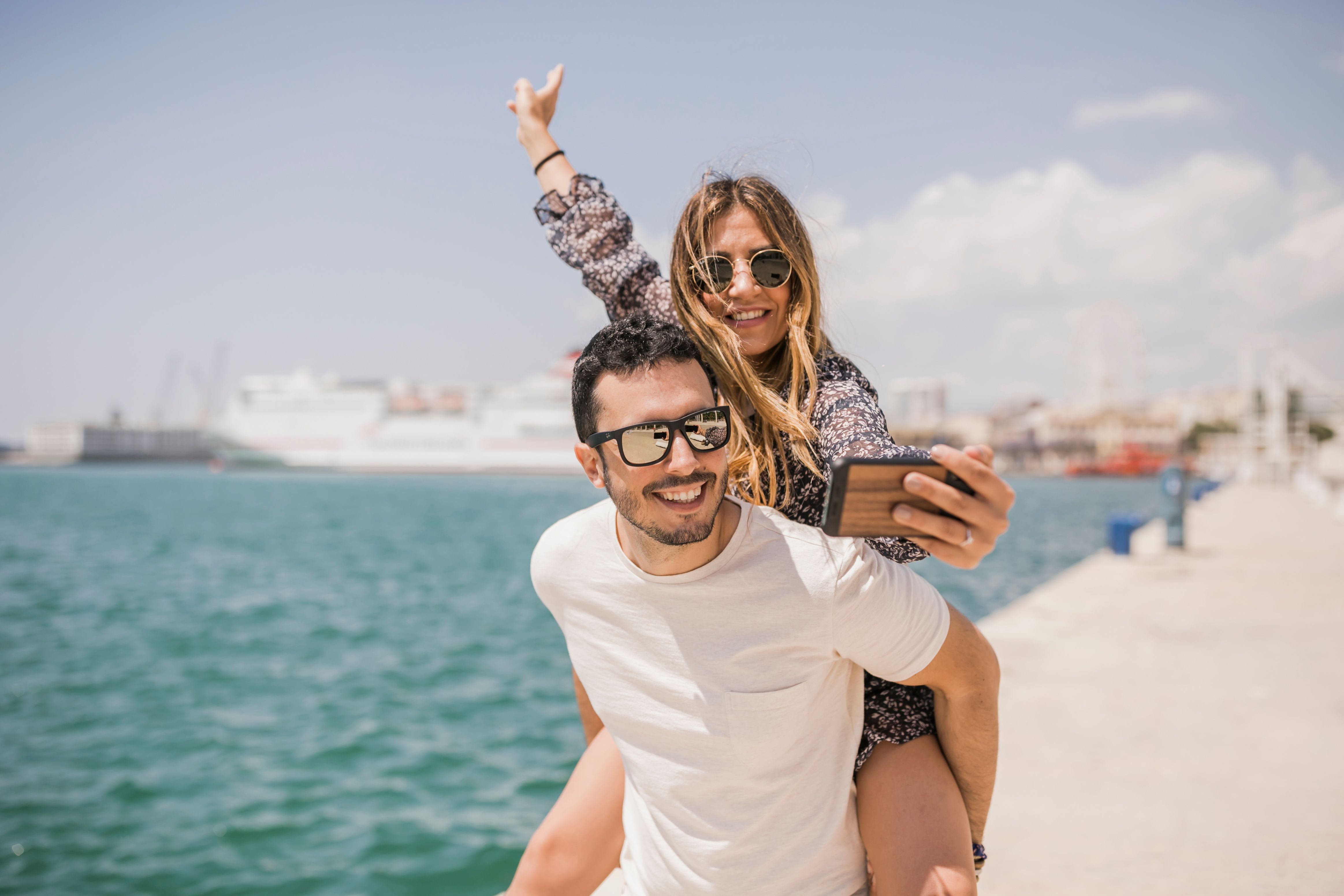 grafika: szczęśliwa para robiąca selfie nad morzem